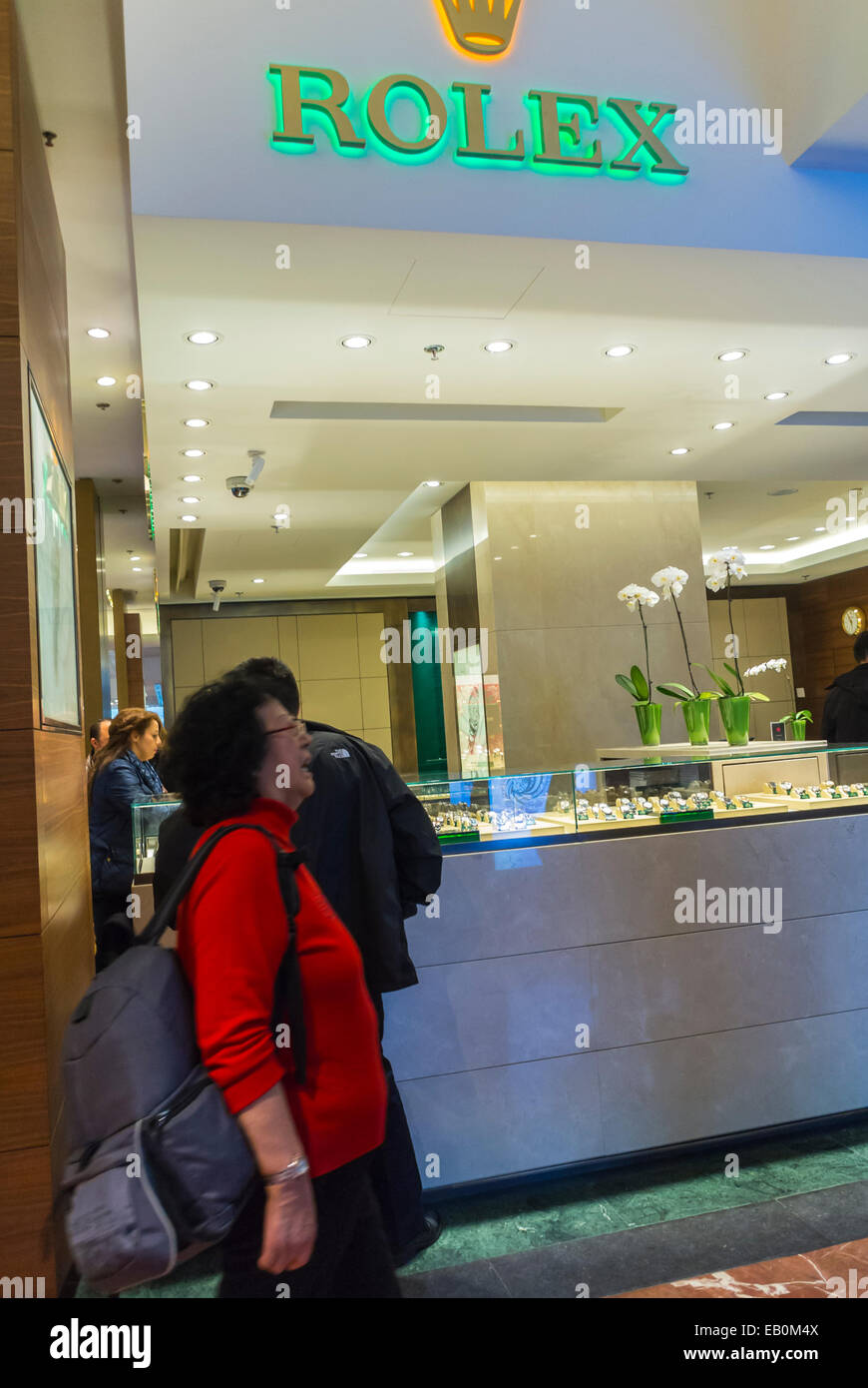Paris, France, les touristes chinois Shopping dans cher bijouterie montres  Rolex, à l'intérieur de French Department Store, les Galeries Lafayette  Photo Stock - Alamy