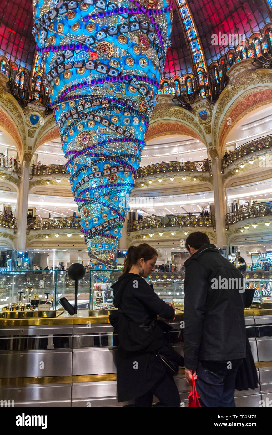 Paris, France, les femmes Faire du shopping à l'intérieur du grand magasin  français, les Galeries Lafayette, les décorations de Noël Photo Stock -  Alamy