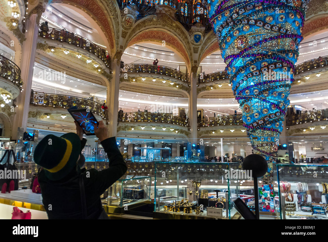 Paris, France, Woman Shopping à l'intérieur du grand magasin français, « Galeries Lafayette », prendre des photos, profiter des lumières de Noël, décorations d'arbres, Atrium, éclairage à DEL, exposition au détail Banque D'Images