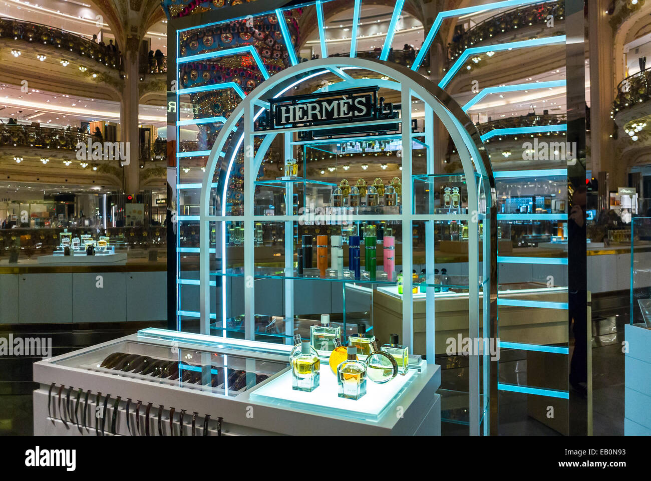 Paris, France, Shopping à l'intérieur du grand magasin français, Galeries  Lafayettes, bouteilles de parfum français de luxe, Hermès, sur l'écran,  bouteilles de parfum, flacon de parfum Photo Stock - Alamy