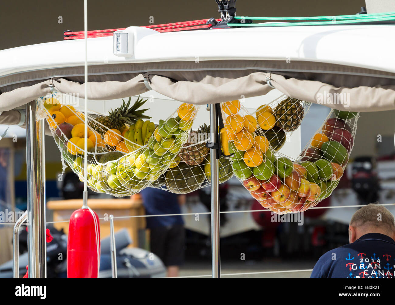 Les fruits dans des filets sur le pont de catamaran en avant de traversée transatlantique Banque D'Images