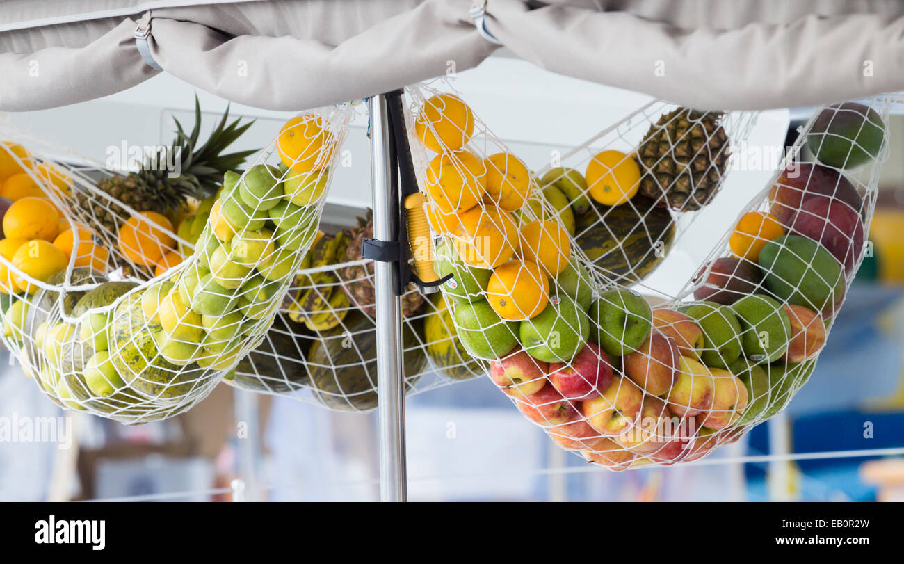 Les fruits dans des filets sur le pont de catamaran en avant de traversée transatlantique Banque D'Images