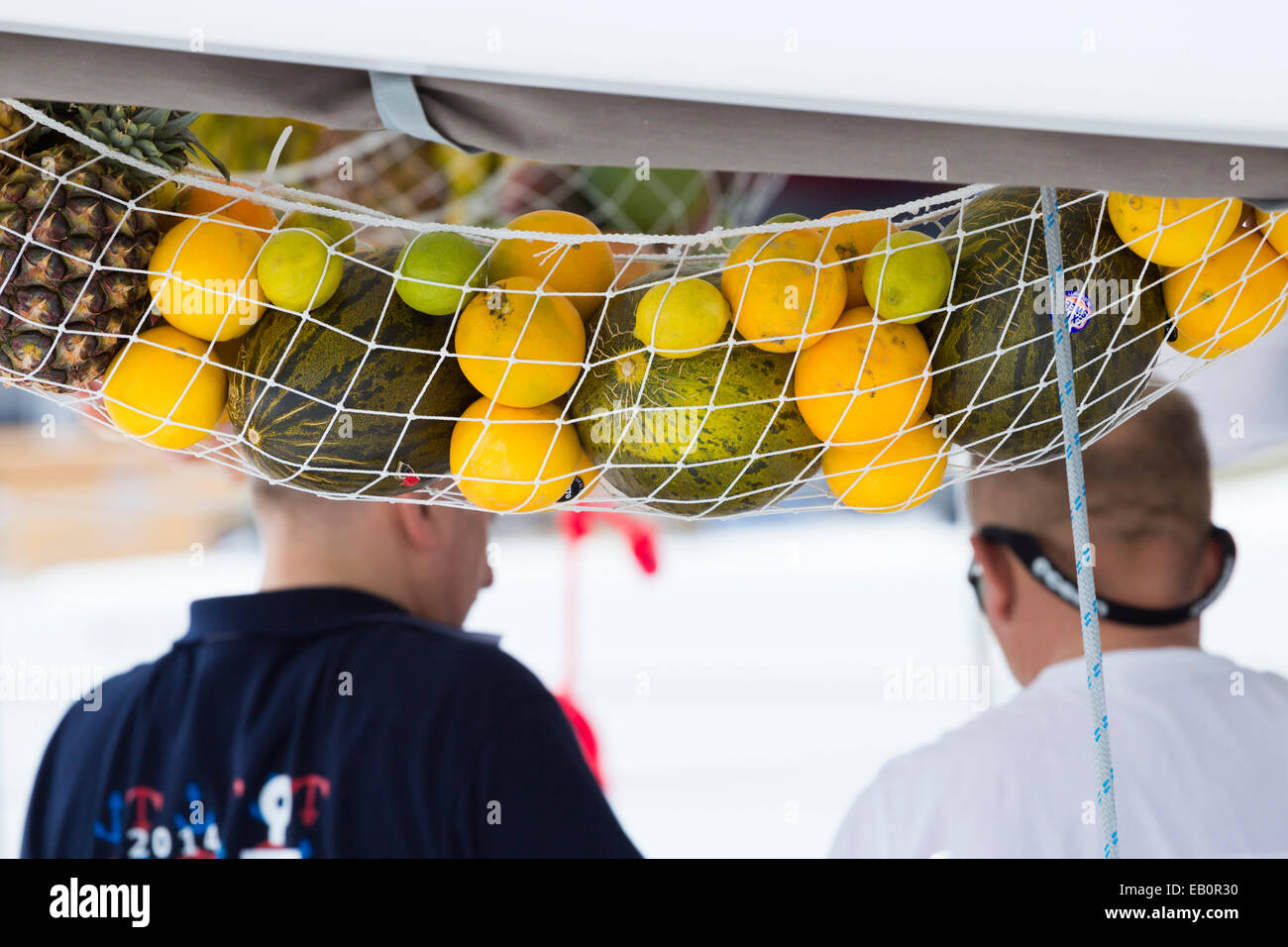 Les fruits dans des filets sur le pont de catamaran en avant de traversée transatlantique Banque D'Images