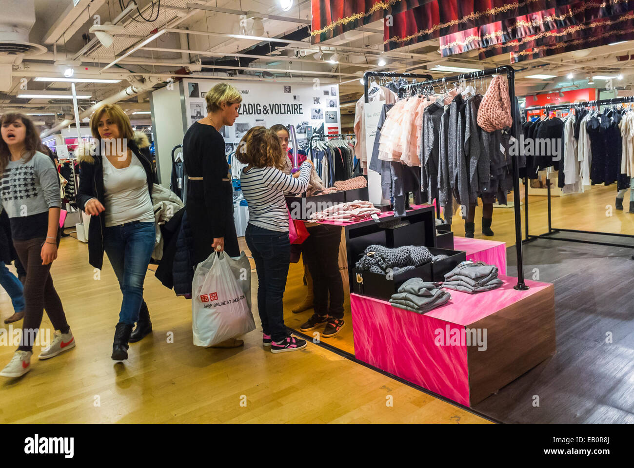 Paris, France, les femmes Faire du shopping à l'intérieur du grand magasin  français, les Galeries Lafayette, des marques de vêtements "Zarig &  Voltaire' Photo Stock - Alamy