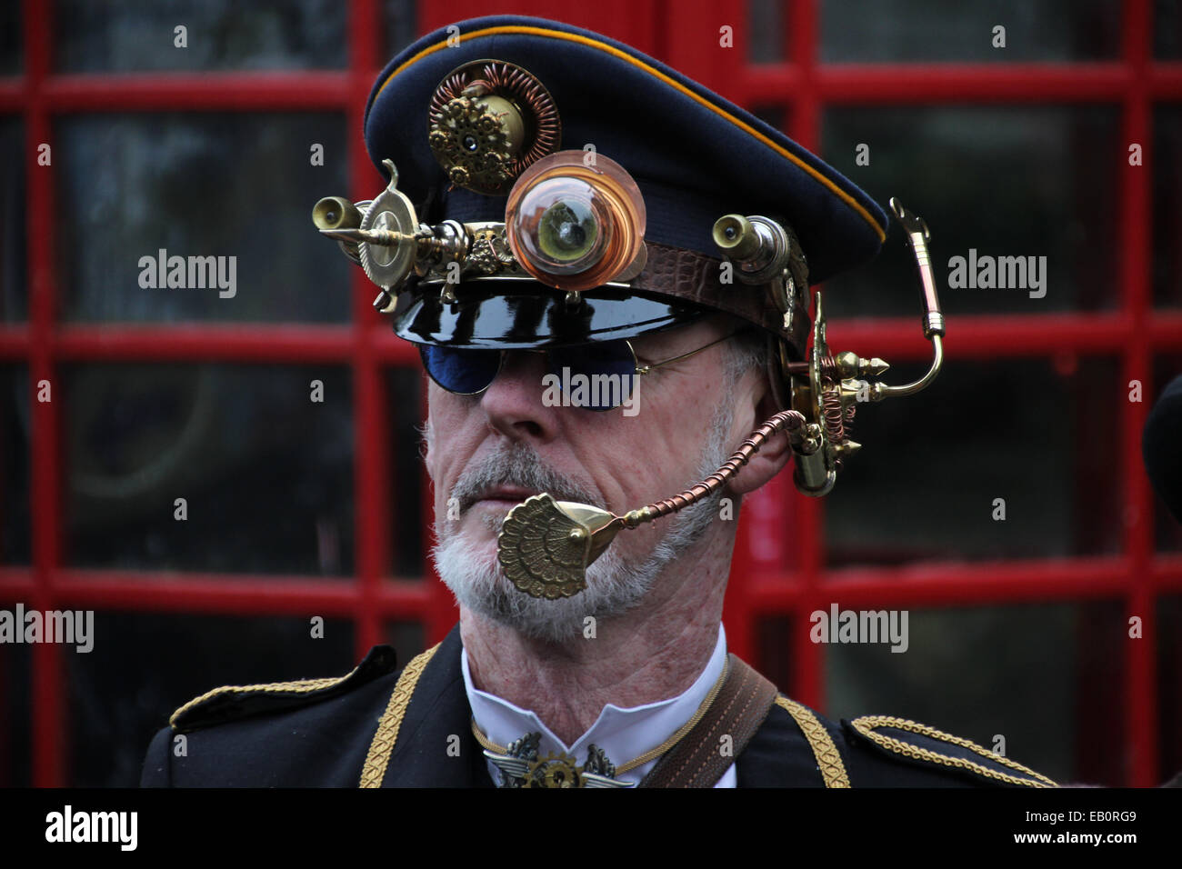 Un homme habillé en costume militaire steampunk steampunk week-end 23.11.2014 à Haworth Banque D'Images