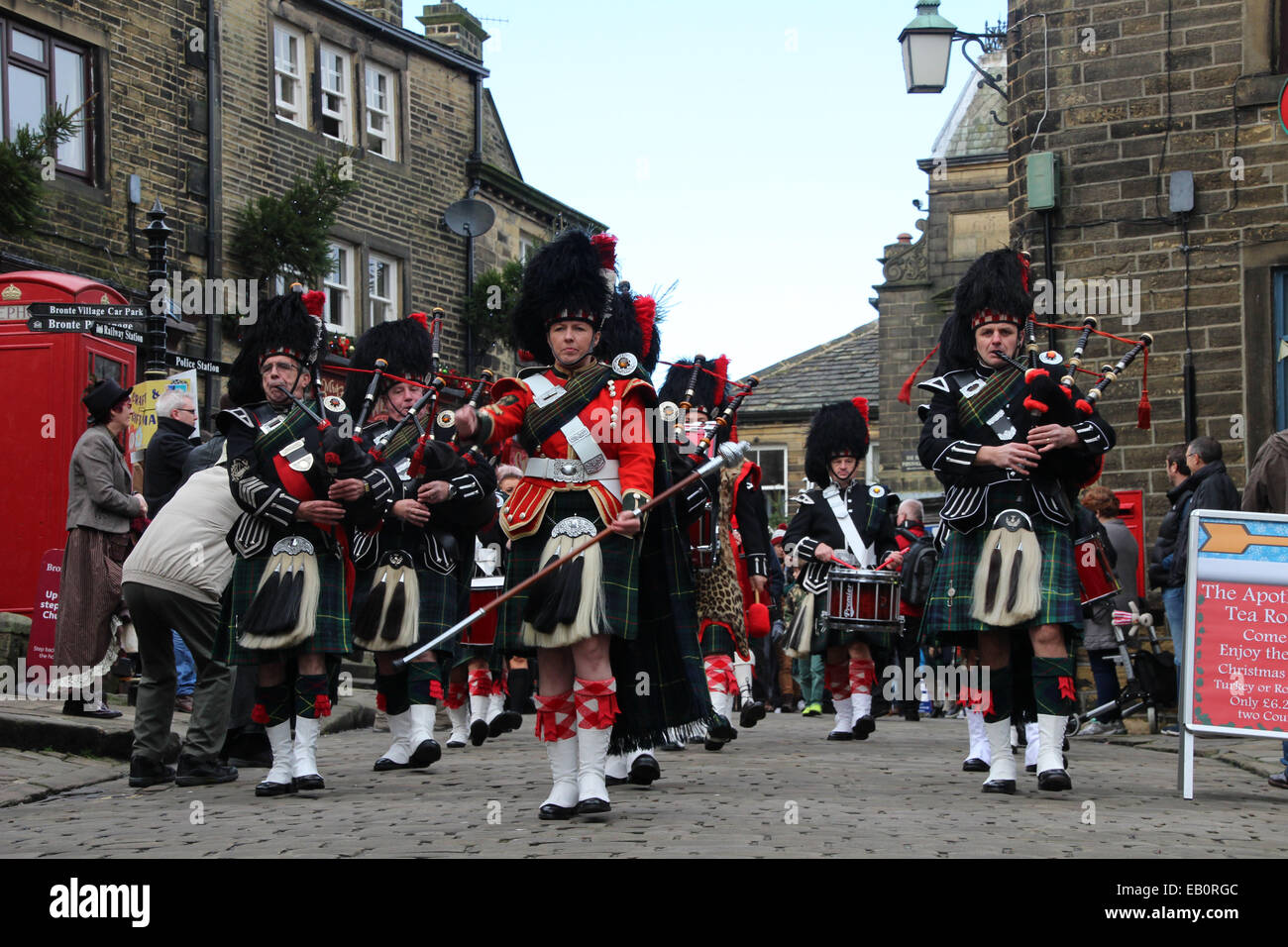 Bradford Marching Pipe Band sur main street, Haworth Haworth sur le steampunk week-end 23.11.14 Banque D'Images