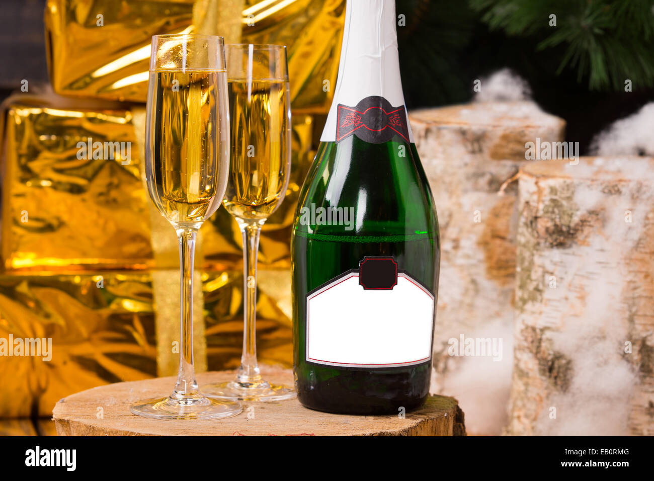 La Fete Avec Du Champagne De Luxe Avec Deux Flutes Aux Cotes D Une Bouteille Avec Une Etiquette Vierge Et Elegant D Un Emballage Cadeau Boites En Papier D Or Pour Noel Nouvel An Ou Un