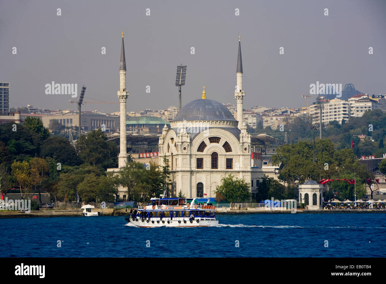 Une croisière excursion sur le Bosphore, Istanbul Européenne avec en arrière-plan, Istanbul, Turquie, Moyen-Orient Banque D'Images