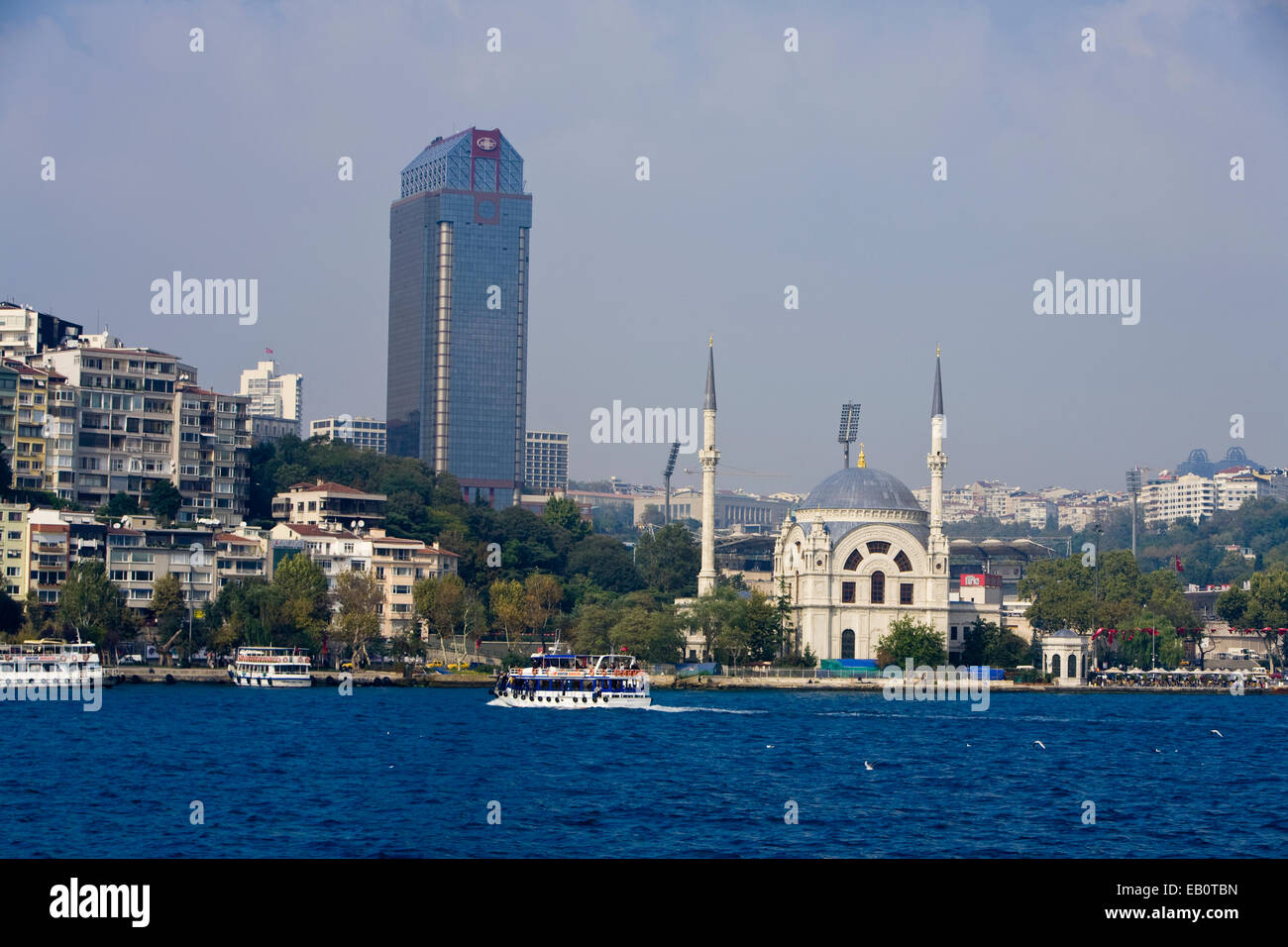 Une croisière excursion sur le Bosphore, Istanbul Européenne avec en arrière-plan, Istanbul, Turquie, Moyen-Orient Banque D'Images
