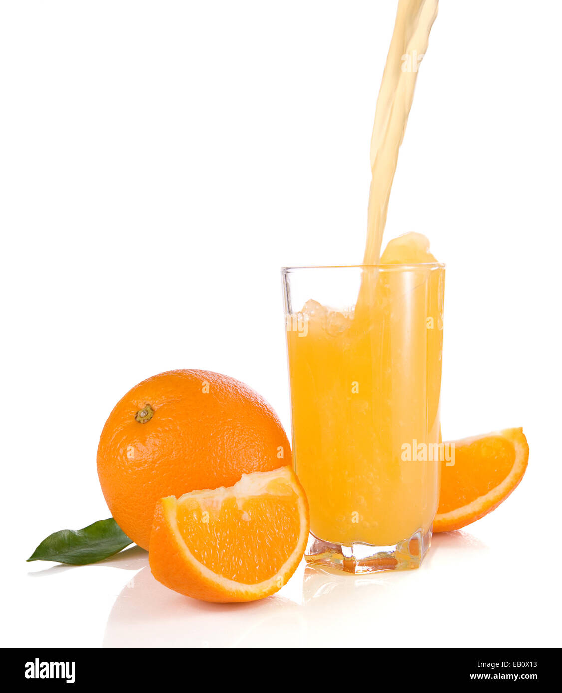 Jus qui coule et orange isolé sur fond blanc Banque D'Images