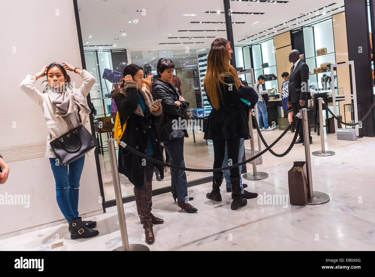 Paris, France, People Shopping, Chinese Women Waiting on Line au grand magasin français, le Printemps, Inside, vente de file d'attente Banque D'Images