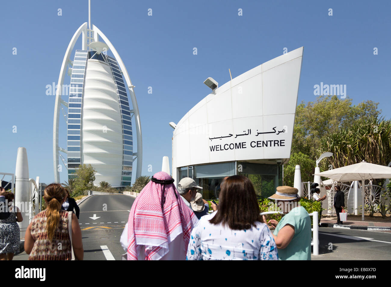 Burj Al Arab, le Centre d'accueil de touristes prenaient des photos de l'hôtel de luxe 7 étoiles à Dubaï, Émirats Arabes Unis Banque D'Images