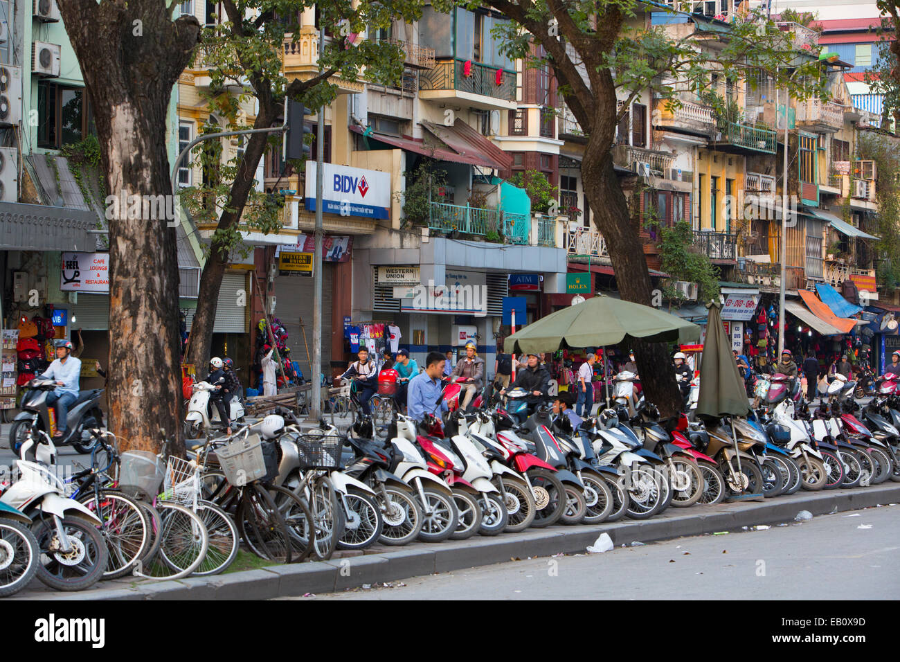 Scène de rue de Hanoi de motos au Vietnam Banque D'Images