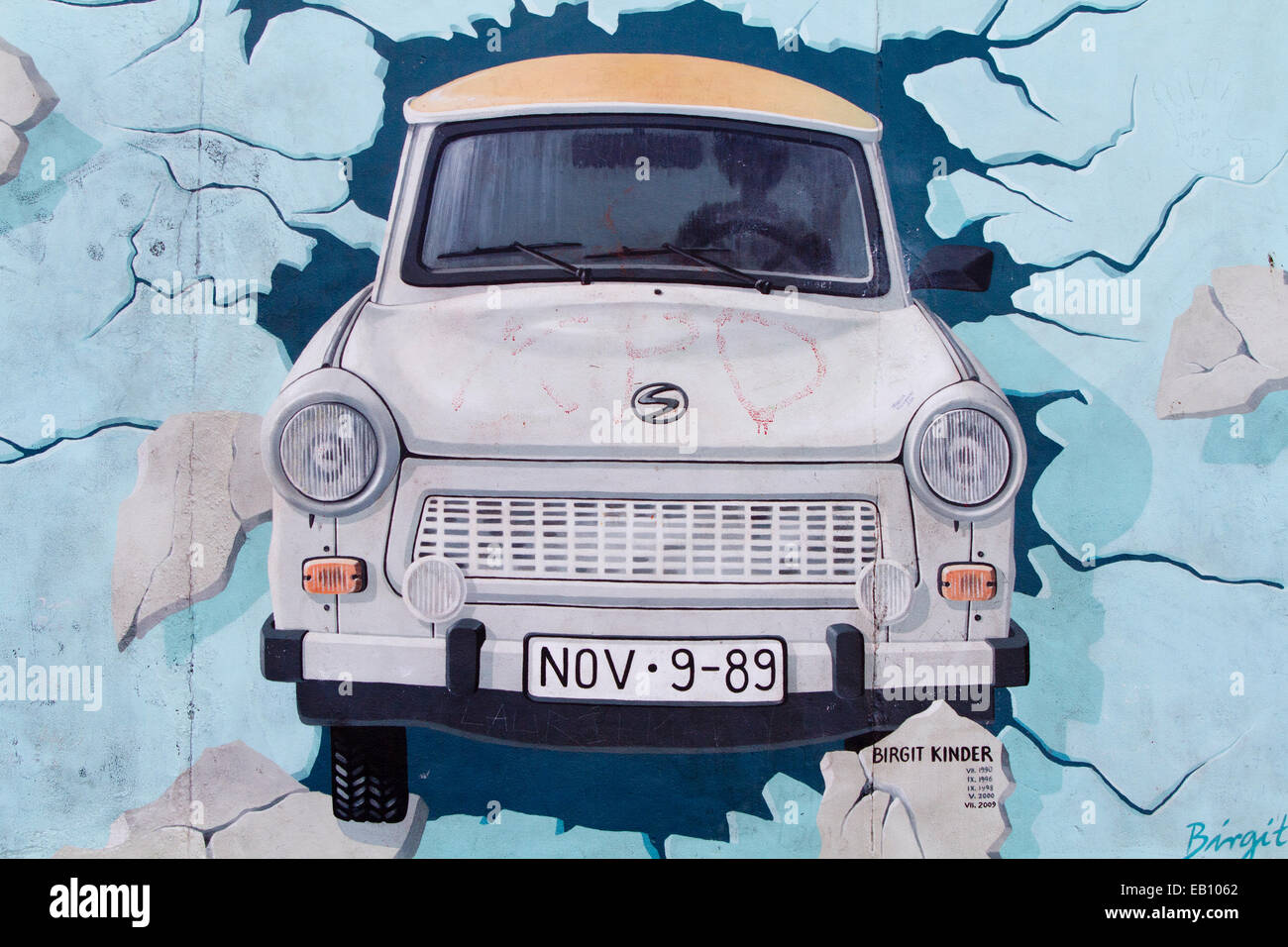 Voiture Trabant est-allemand Berlin wall Street l'icône de l'Art Banque D'Images