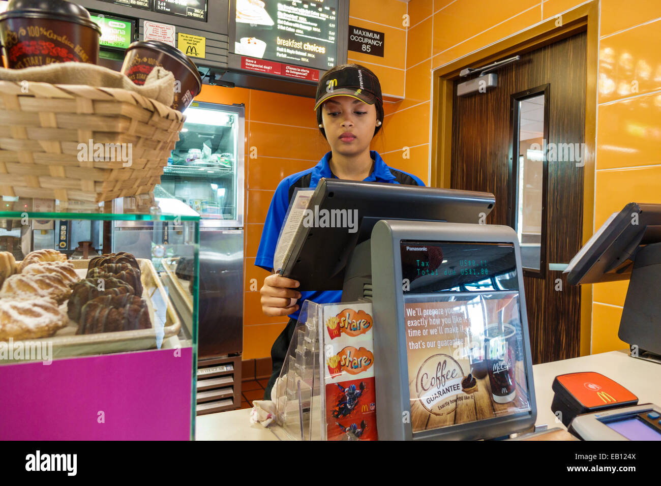 Miami Florida, Liberty City, McDonald's, restaurant restaurants repas manger dehors café cafés bistrot, restauration rapide, comptoir, Black Blacks Africains Banque D'Images