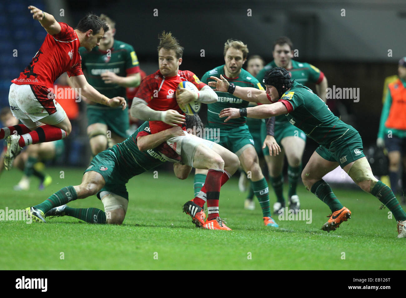 Oxford, UK. 23 Nov, 2014. Aviva Premiership. London Welsh contre les Leicester Tigers. Seb Jewell (London Welsh ) se met en contact. Credit : Action Plus Sport/Alamy Live News Banque D'Images