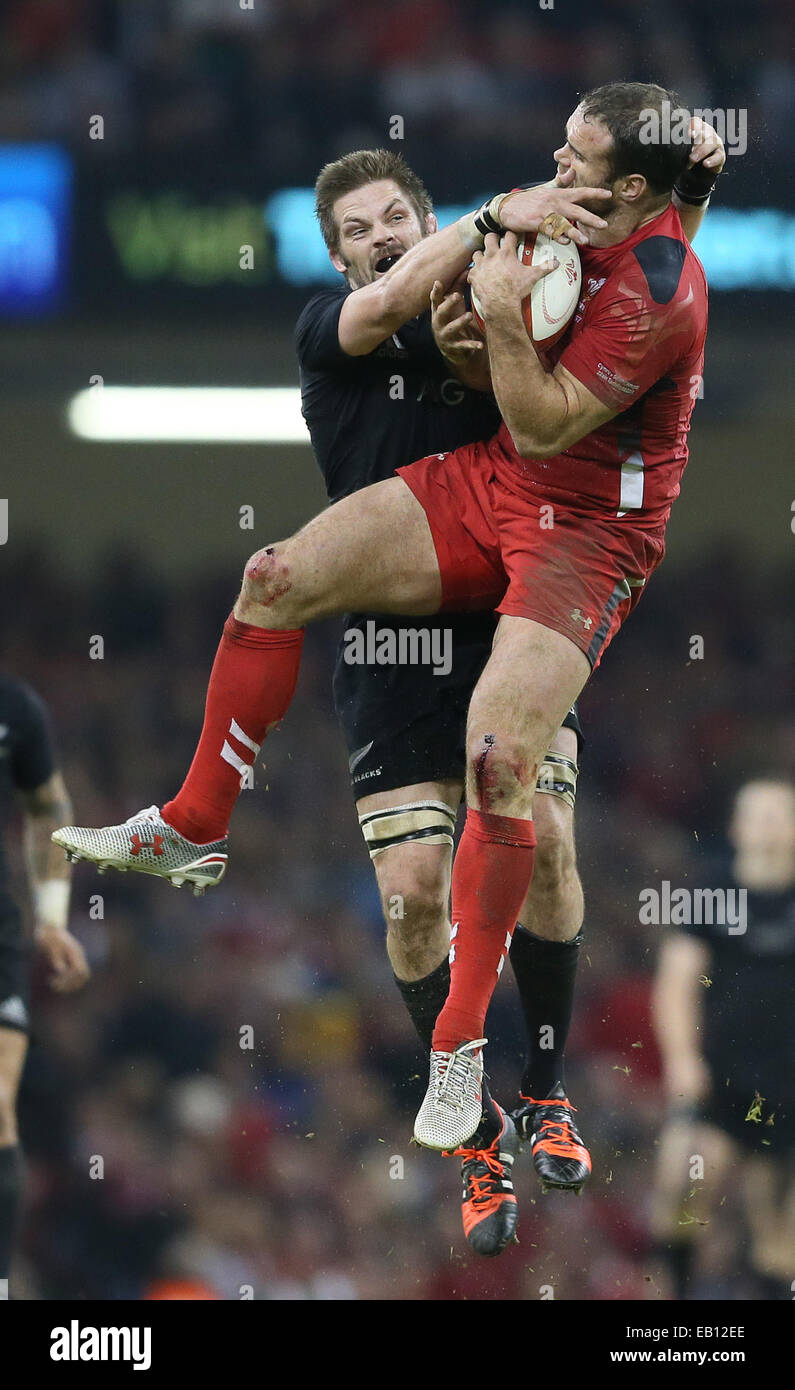 Cardiff, Royaume-Uni. 22 Nov, 2014. Jamie Roberts de Galles est en compétition pour la balle haute avec Richie McCaw de Nouvelle-Zélande - Série Test d'Automne - le Pays de Galle contre la Nouvelle-Zélande - Millennium Stadium - Cardiff - Pays de Galles - 22 novembre 2014 - Photo Simon Bellis/Sportimage. © csm/Alamy Live News Banque D'Images