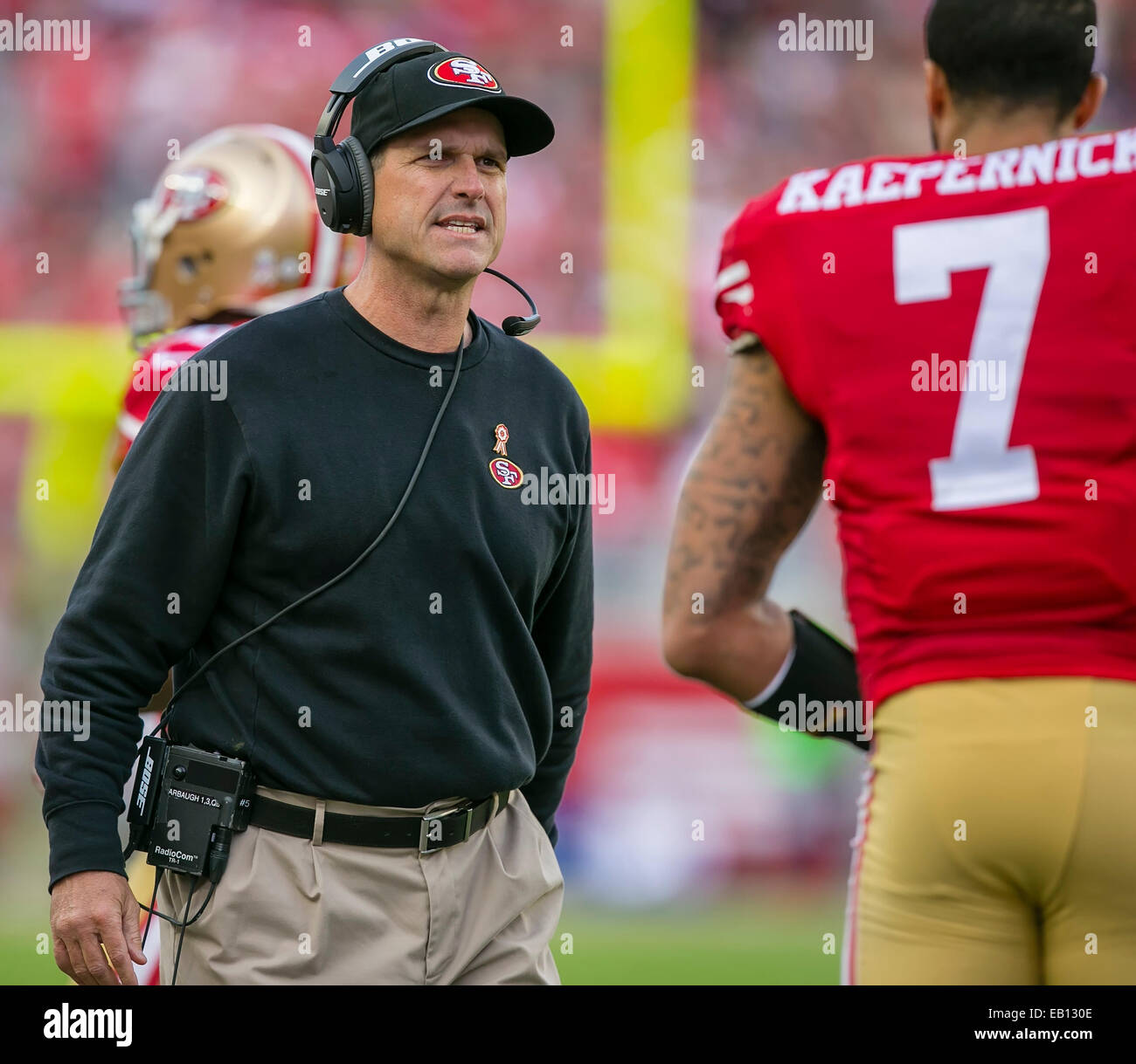 La mi-temps. 23 Nov, 2014. San Francisco 49ers l'entraîneur-chef Jim Harbaugh au cours de la NFL football match entre les Redskins de Washington et les San Francisco 49ers à Levi's Stadium à San Francisco, CA. Les 49ers plomb Redskins à la mi-temps. Credit : Damon Tarver/Cal Sport Media/Alamy Live News Banque D'Images