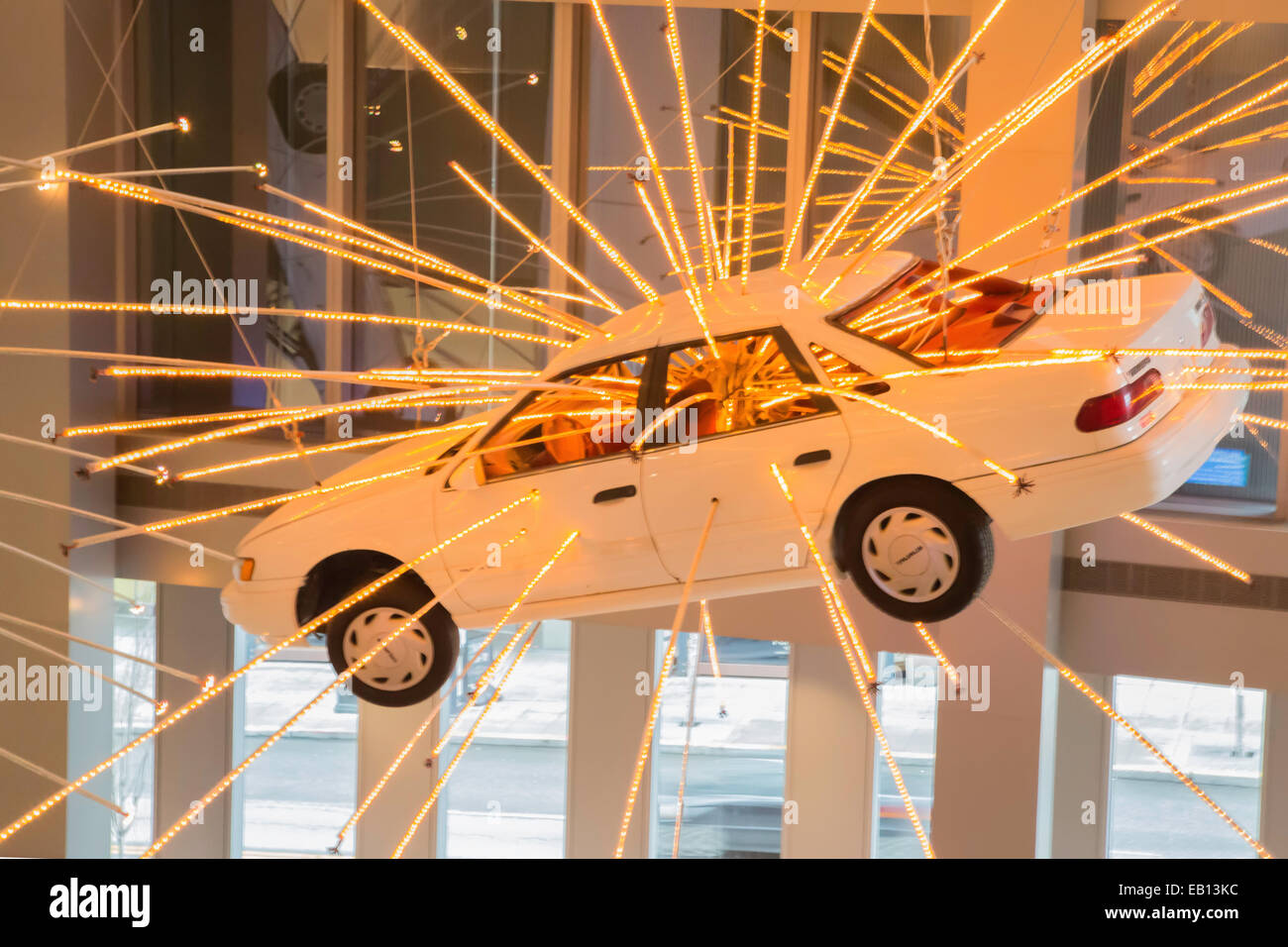 L'installation d'art de voiture avec des lumières électriques qui pendent du plafond au Seattle Art Museum, Washington, USA. Banque D'Images