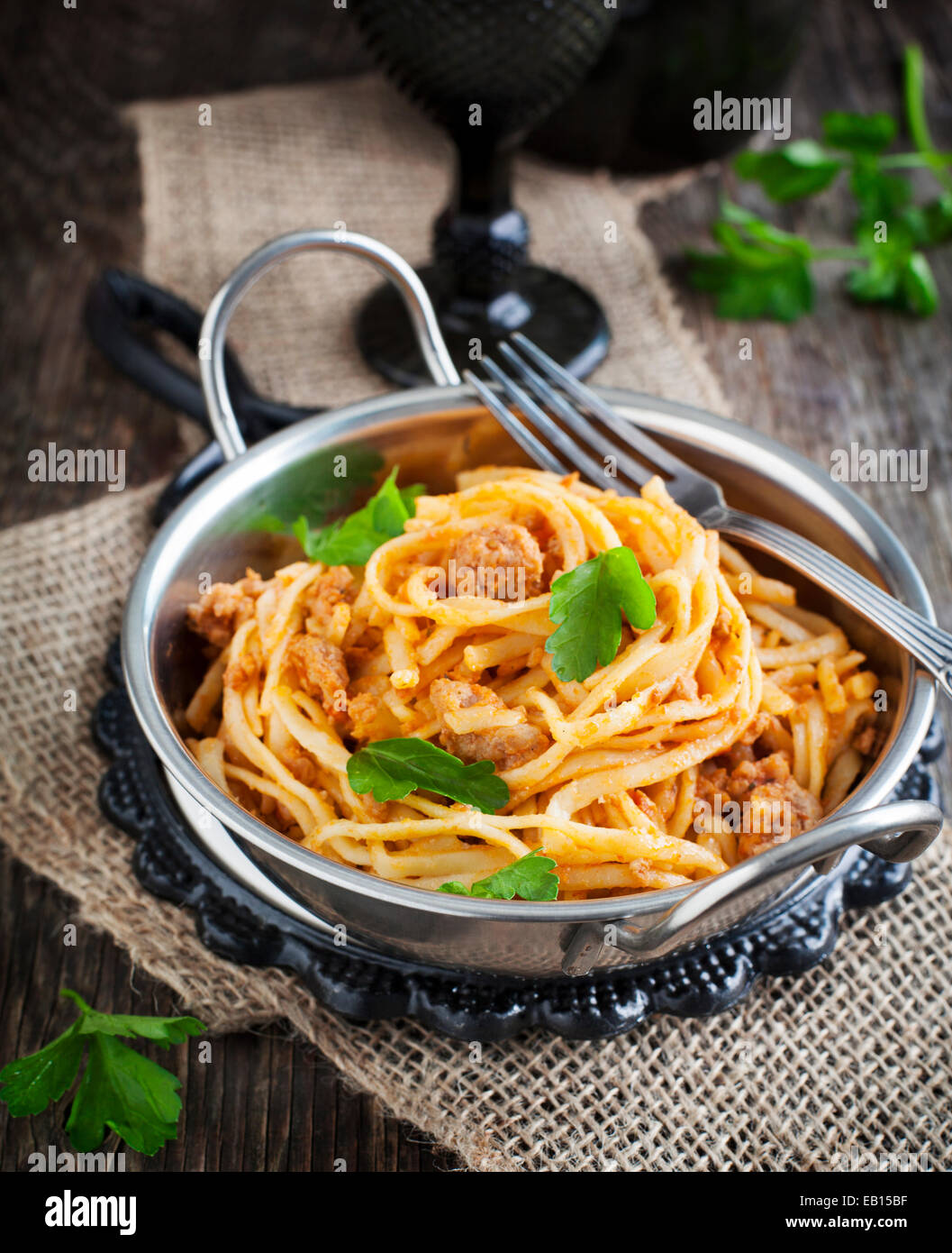 Les linguine avec la viande de la sauce tomate. Les pâtes italiennes avec sauce à la viande. Banque D'Images