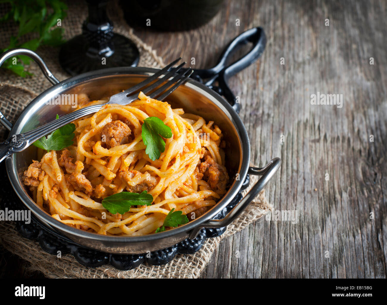 Les linguine avec la viande de la sauce tomate. Les pâtes italiennes avec sauce à la viande. Banque D'Images
