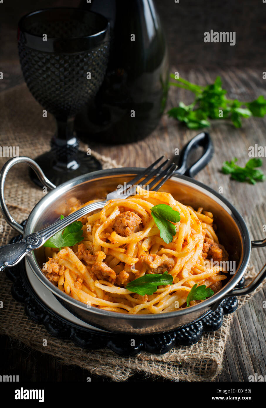 Les linguine avec la viande de la sauce tomate. Les pâtes italiennes avec sauce à la viande. Banque D'Images