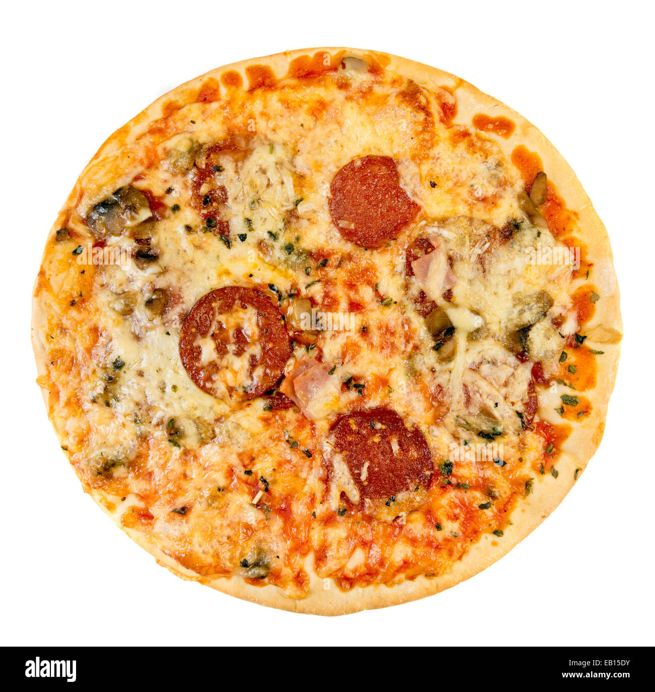 Pizza savoureuse avec de la saucisse de la partie supérieure sur fond blanc Banque D'Images