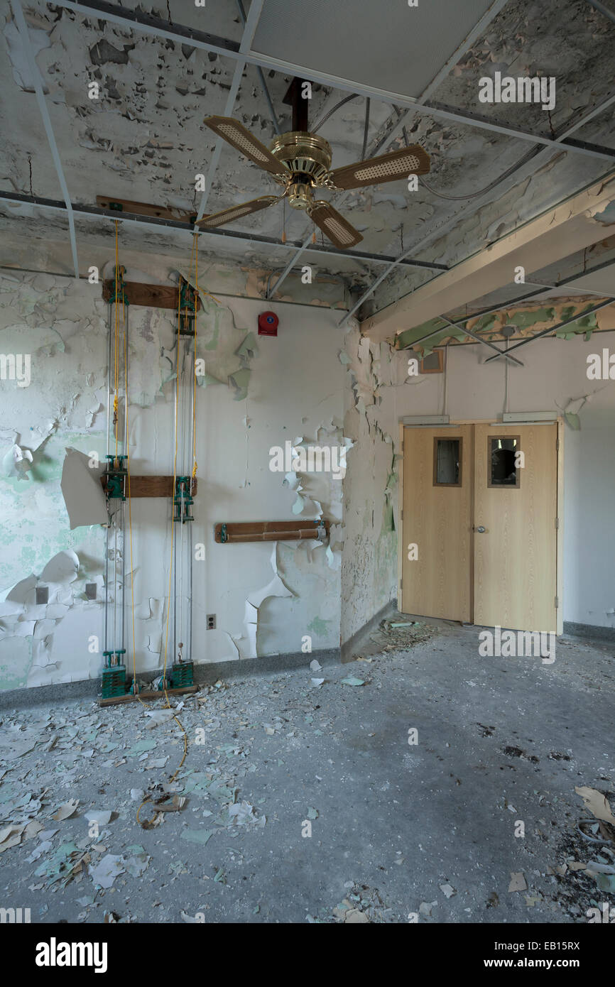 Un système de poids de la poulie de la poitrine dans la salle de thérapie physique d'un hôpital abandonné. L'Ontario, Canada. Banque D'Images