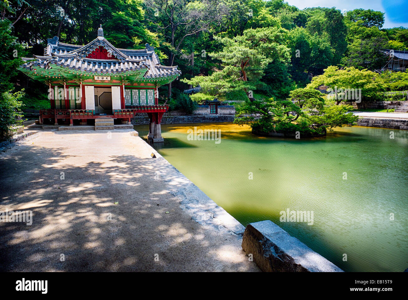 Buyongjeong pavillon avec un étang, Huwon salon, jardin secret, le Palais Changdeokgung complexe, Séoul, Corée du Sud Banque D'Images
