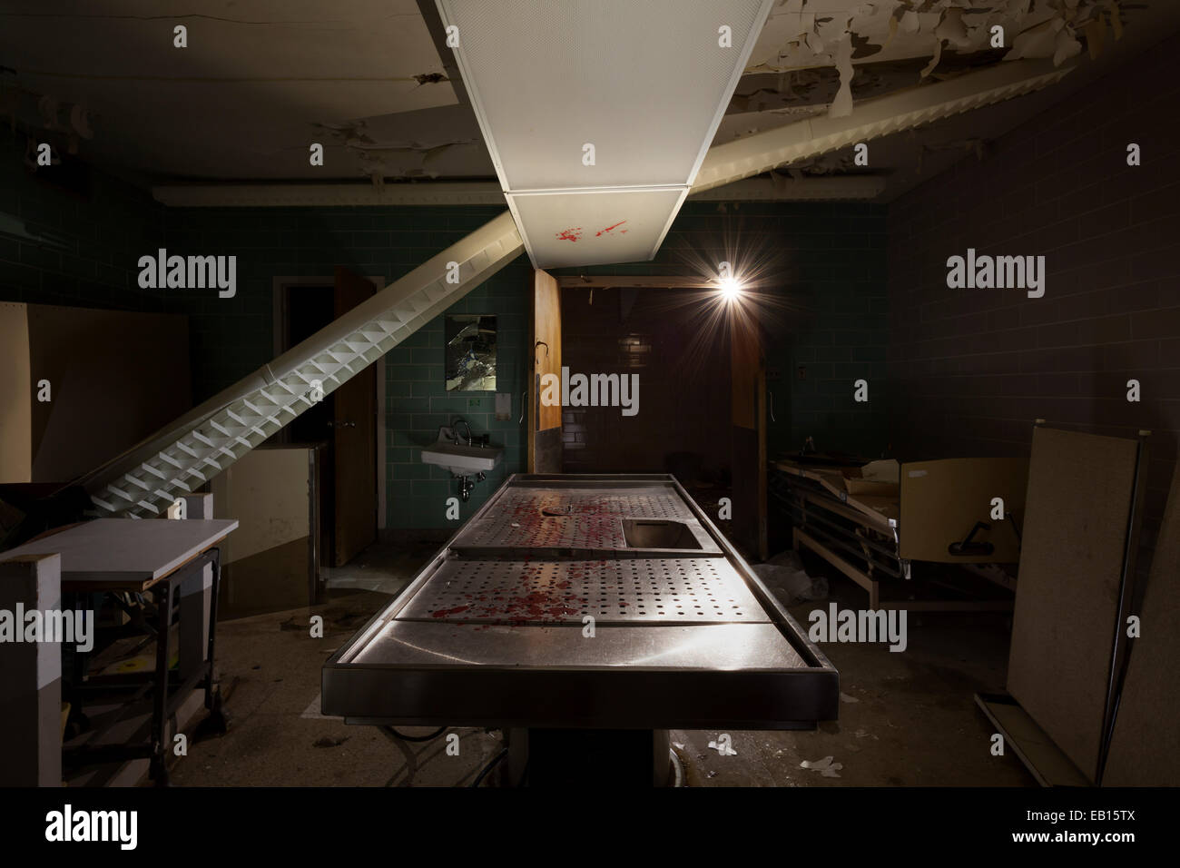 Une table d'embaumement trouvé dans la morgue d'un hôpital abandonné. L'Ontario, Canada. Banque D'Images