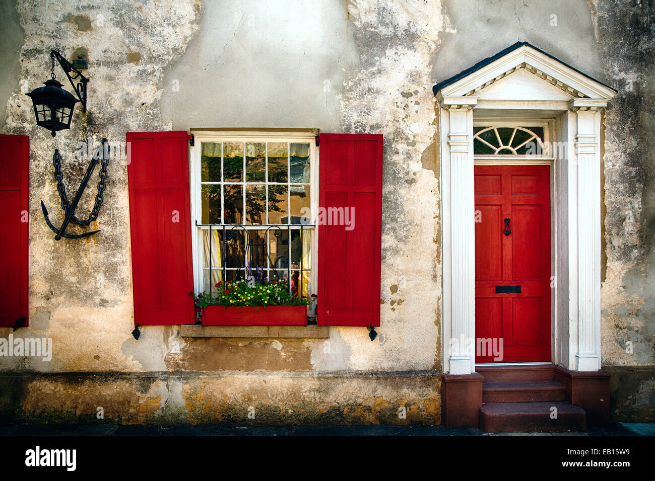 Voir l'entrée d'une maison historique de Charleston, rouge vif avec des portes et fenêtres Volets Roulants, Charleston, Caroline du Sud Banque D'Images