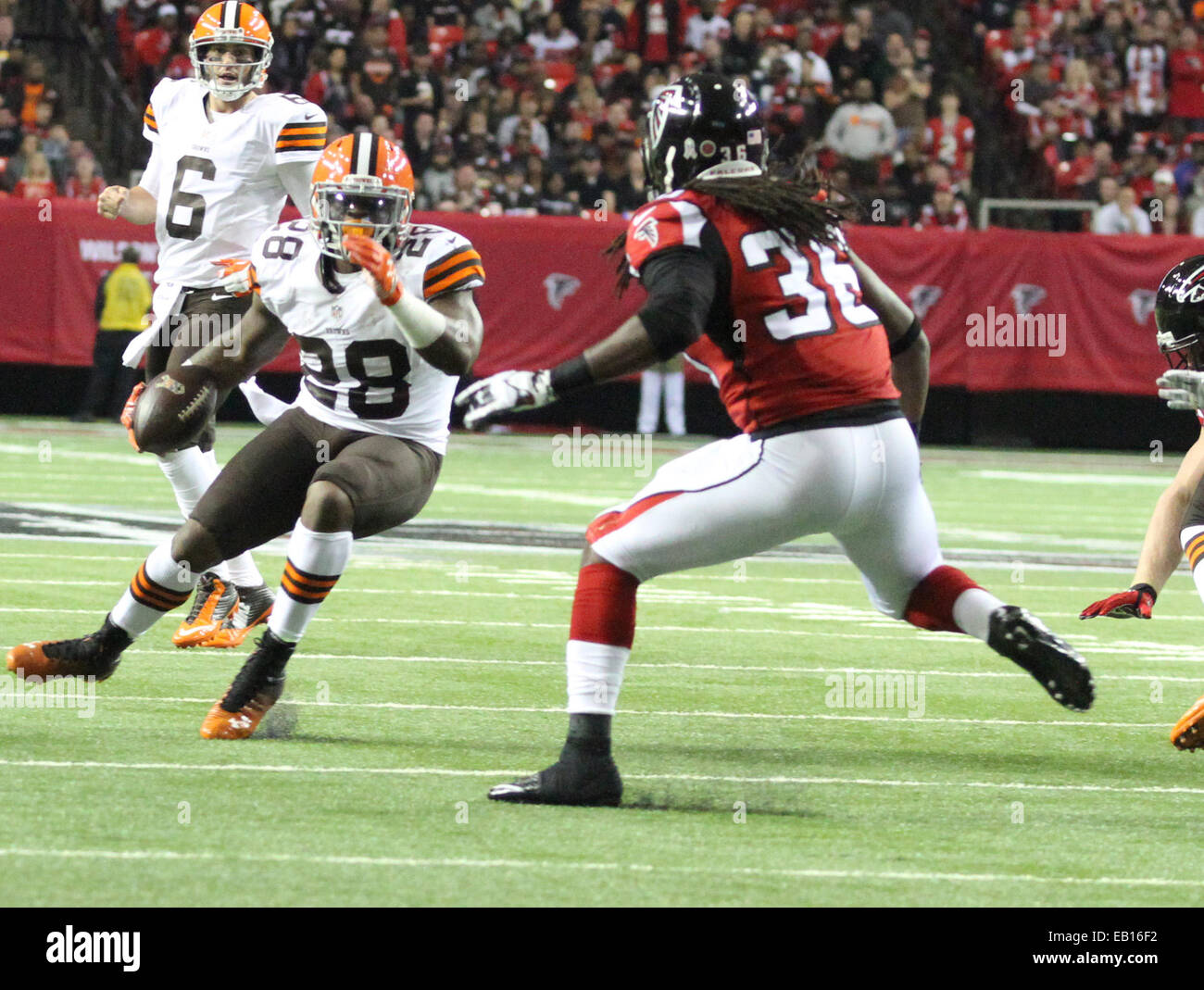 Atlanta, Georgia, USA. 23 Nov, 2014. # 28 Terrance ouest du Cleveland Browns en action au cours de jeu NFL entre Cleveland Browns et Atlanta Falcons au Georgia Dome à Atlanta en Géorgie. Les Falcons d'Atlanta ont perdu le match 26-24. Butch Liddell/CSM/Alamy Live News Banque D'Images