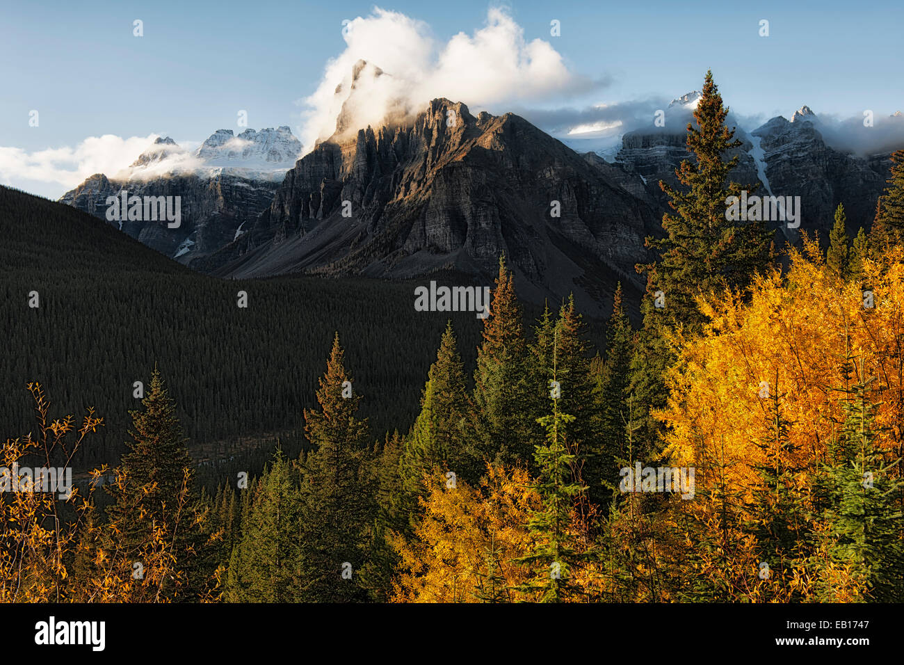 Matin d'automne sur la vallée de dix pics dans les Rocheuses canadiennes de l'Alberta et le parc national Banff. Banque D'Images