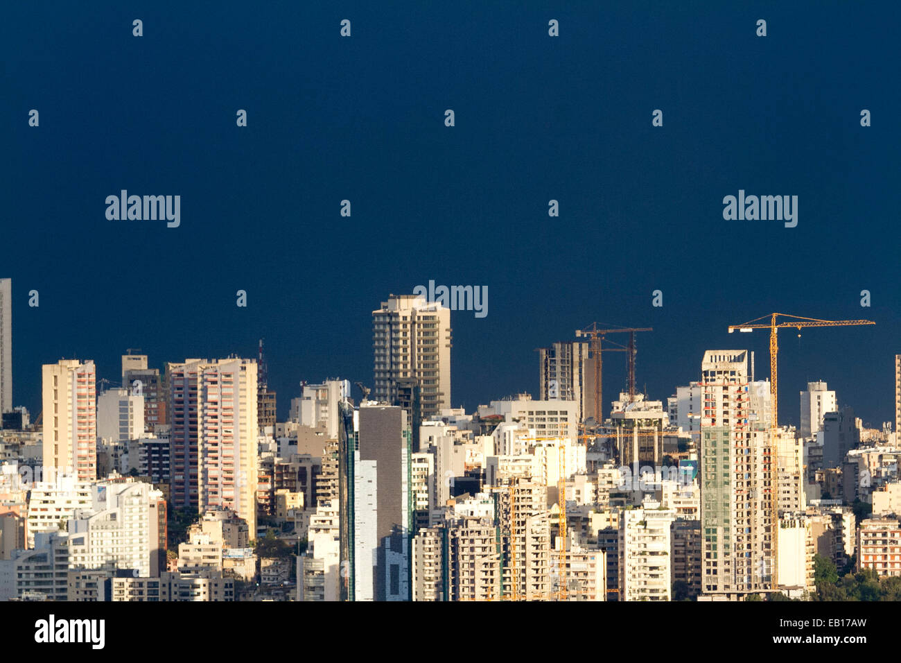 Beyrouth, Liban. 24 novembre, 2014. Beyrouth horizon commercial se transforme en une couleur pourpre sombre après une nuit d'orages et de pluie Crédit : amer ghazzal/Alamy Live News Banque D'Images