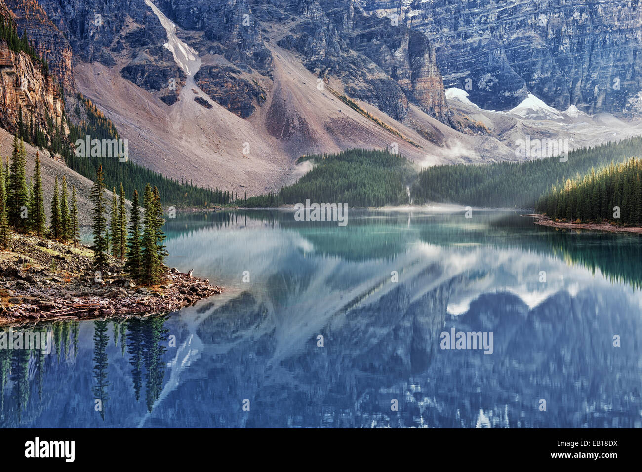 Matin d'automne mystique à Moraine Lake en Alberta's Canadian Rockies et le parc national Banff. Banque D'Images
