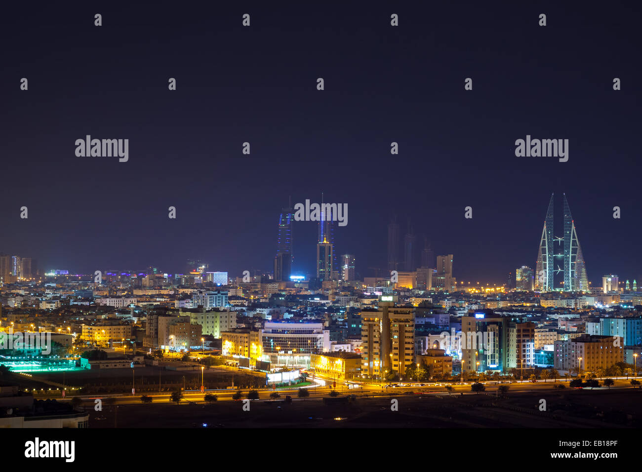 Night skyline de Manama, la capitale de Bahreïn, au Moyen-Orient Banque D'Images