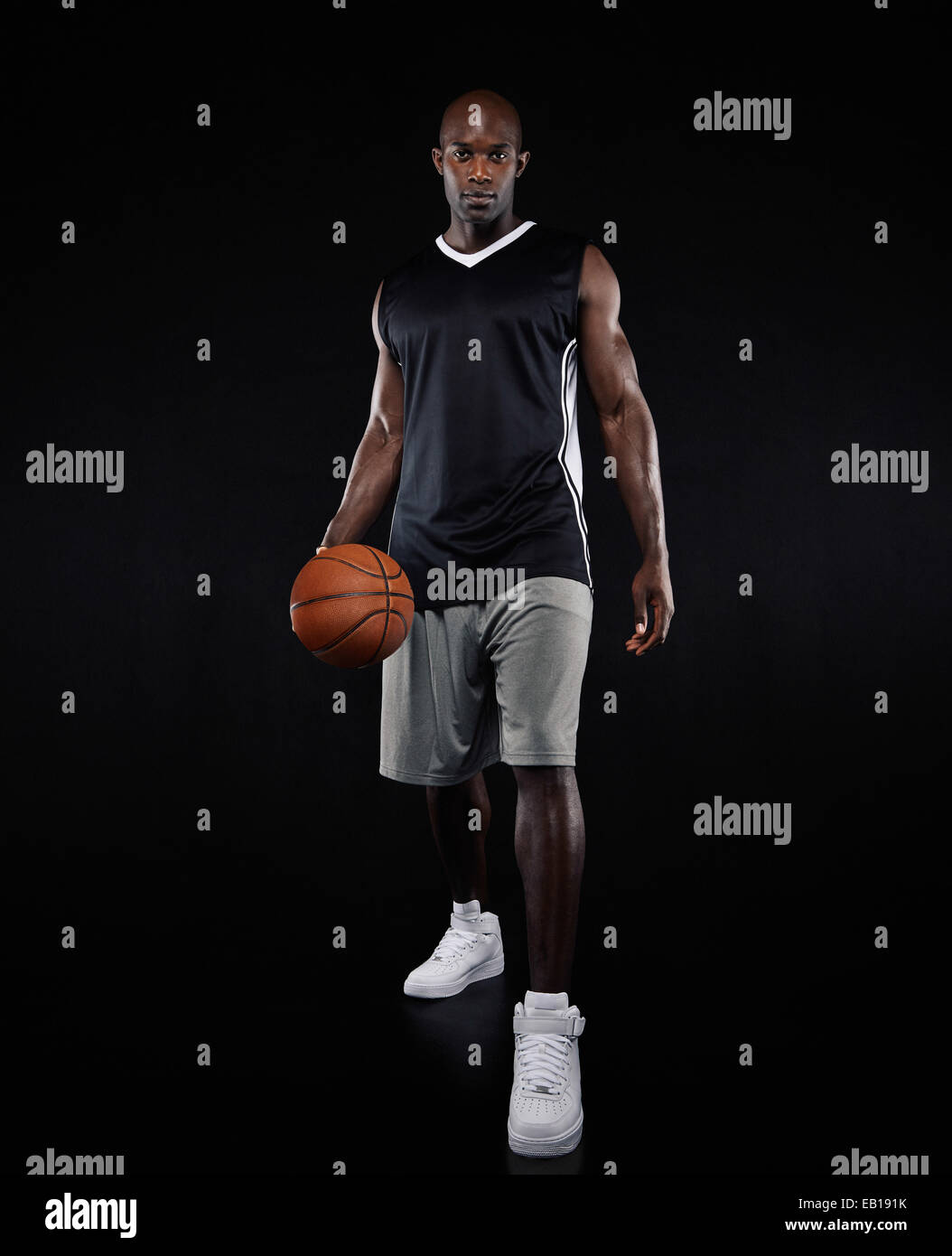 Portrait of young basket-ball sur fond noir. Jeune homme africain dans la  tenue d'un vêtement de basket-ball Photo Stock - Alamy