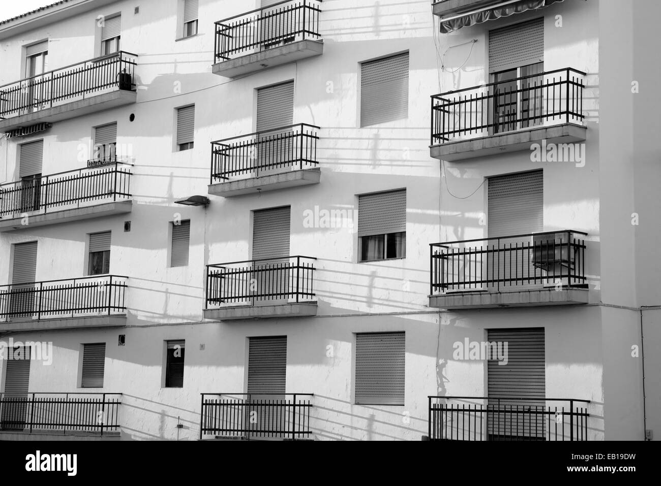 Noir et blanc plein cadre prendre d'un bloc appartement minable Banque D'Images