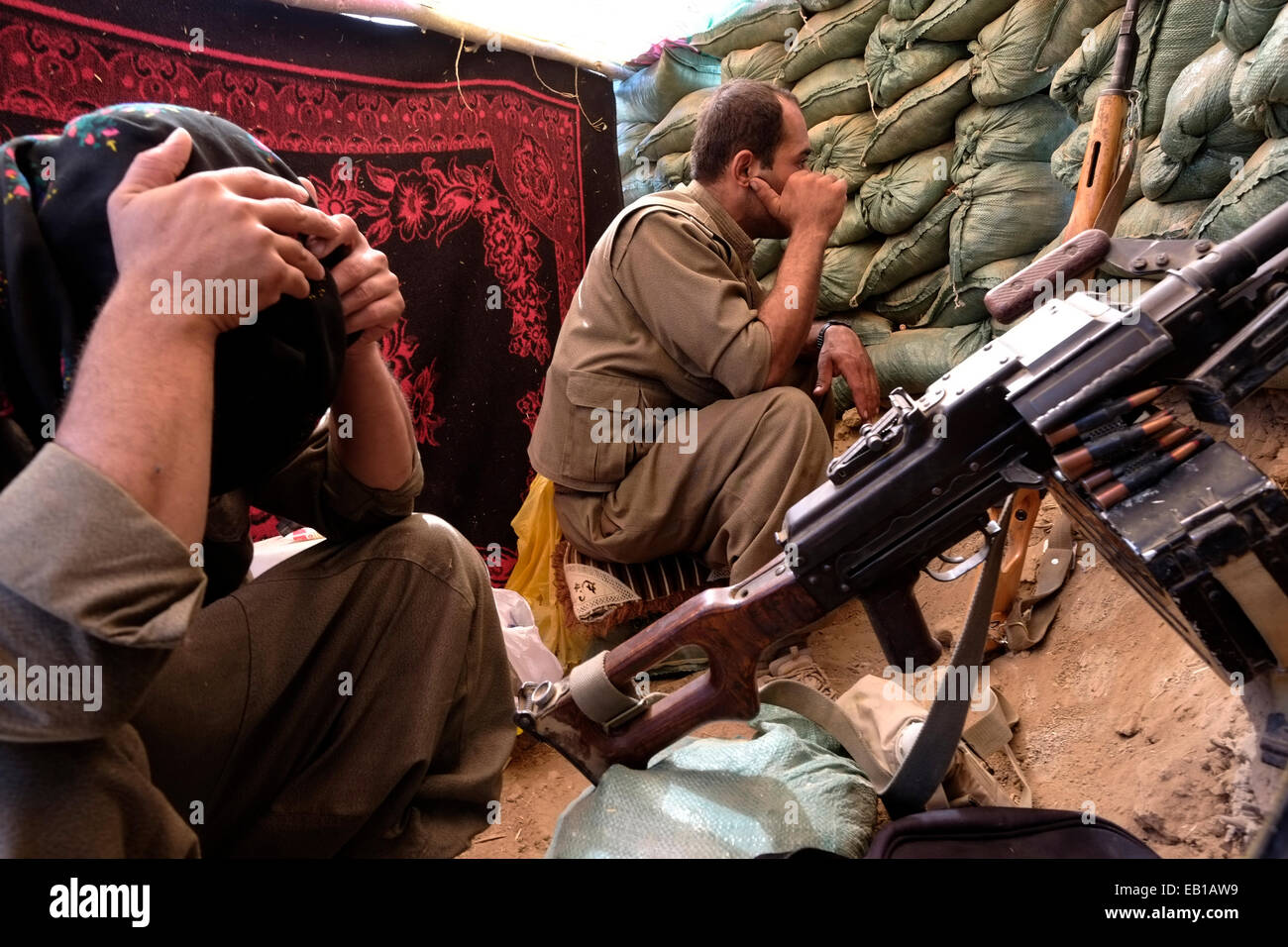Des combattants kurdes des Forces de défense du peuple HPG l'aile militaire du Parti des Travailleurs du Kurdistan PKK avec un Russe PK 7,62 mm machine gun à un avant-poste de première ligne lors d'une bataille contre ISIS ou militants à l'extérieur de l'ISIL ville de Kirkouk, dans le nord de l'Iraq Banque D'Images
