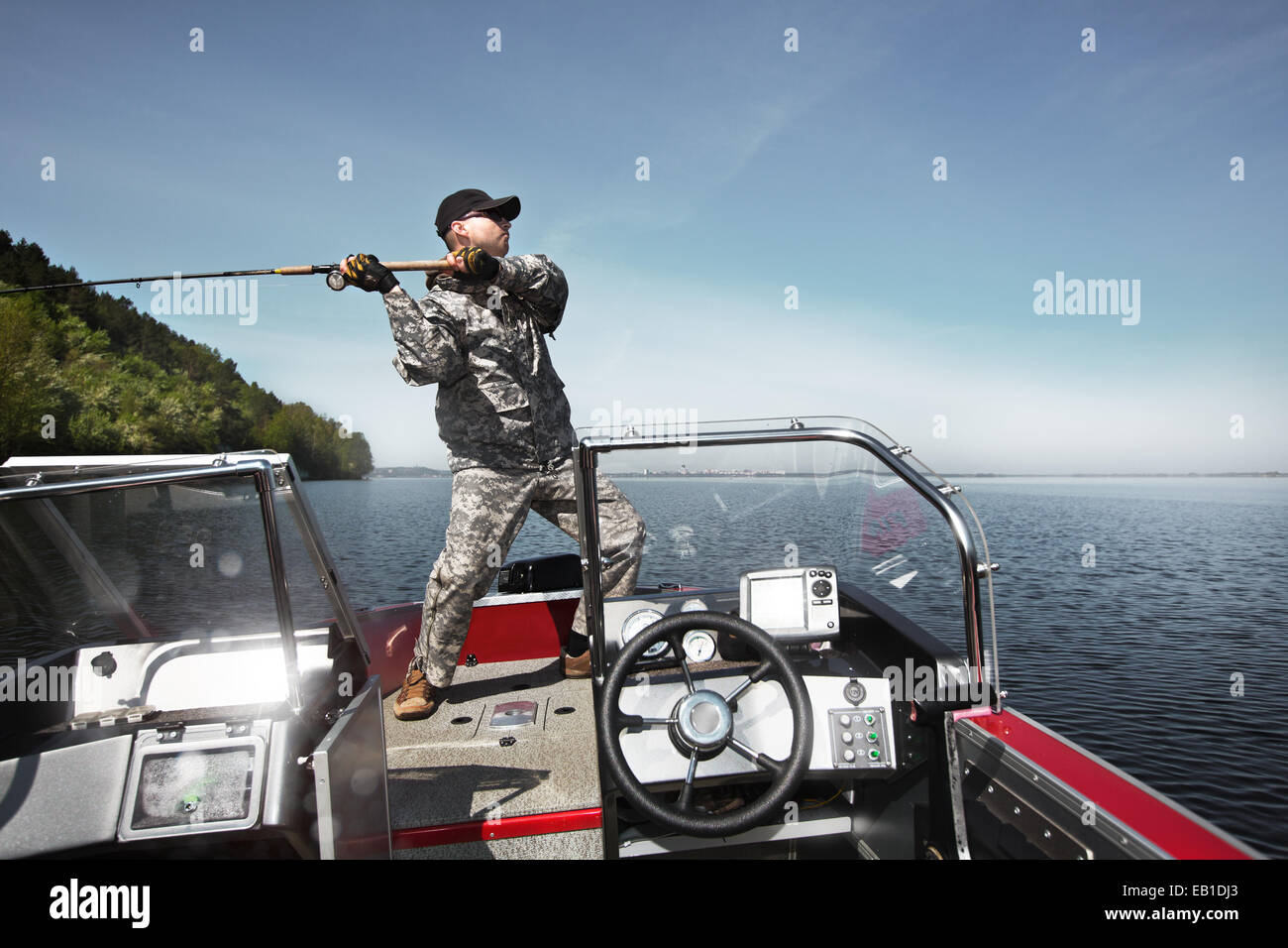 Les hommes est la pêche sur la basse voile Banque D'Images