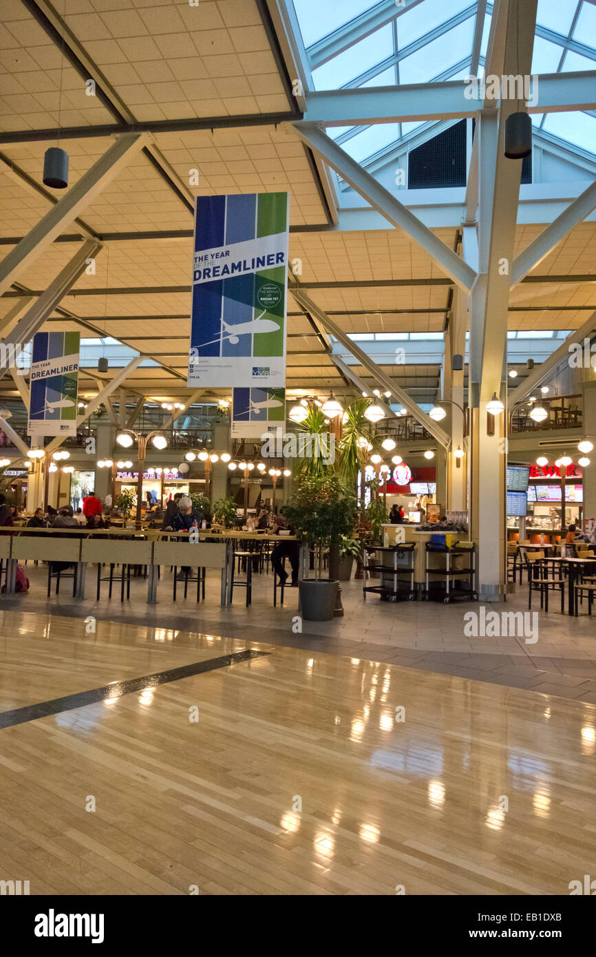 Restauration à l'Aéroport International de Vancouver (YVR). Des gens assis et manger restaurants à l'aéroport salon. Banque D'Images