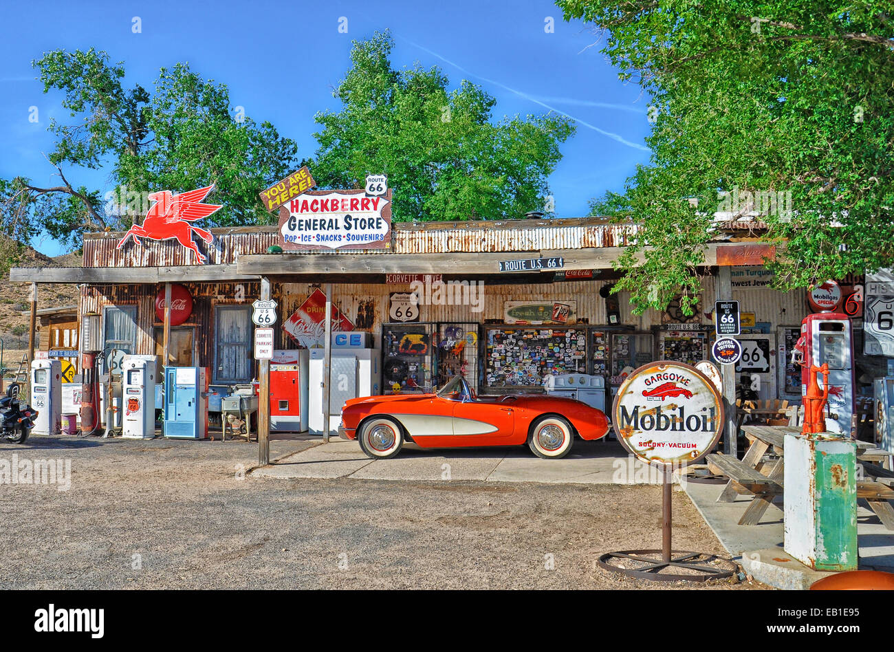 Une Corvette rouge 1957 l'extérieur du magasin général micocoulier antique sur la Route 66, Arizona Banque D'Images