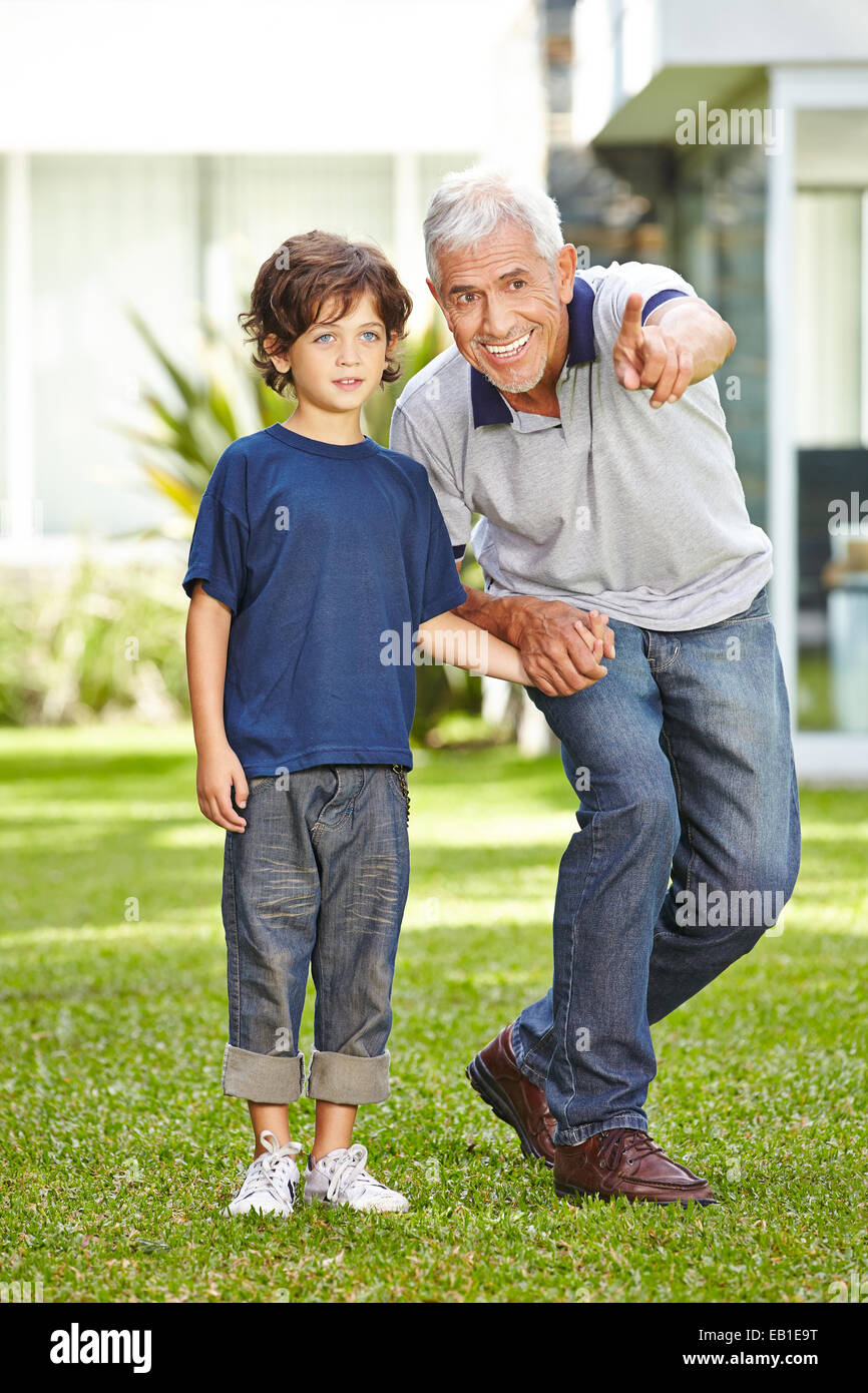 Heureux grand-père jouant avec son petit-fils dans un jardin Banque D'Images