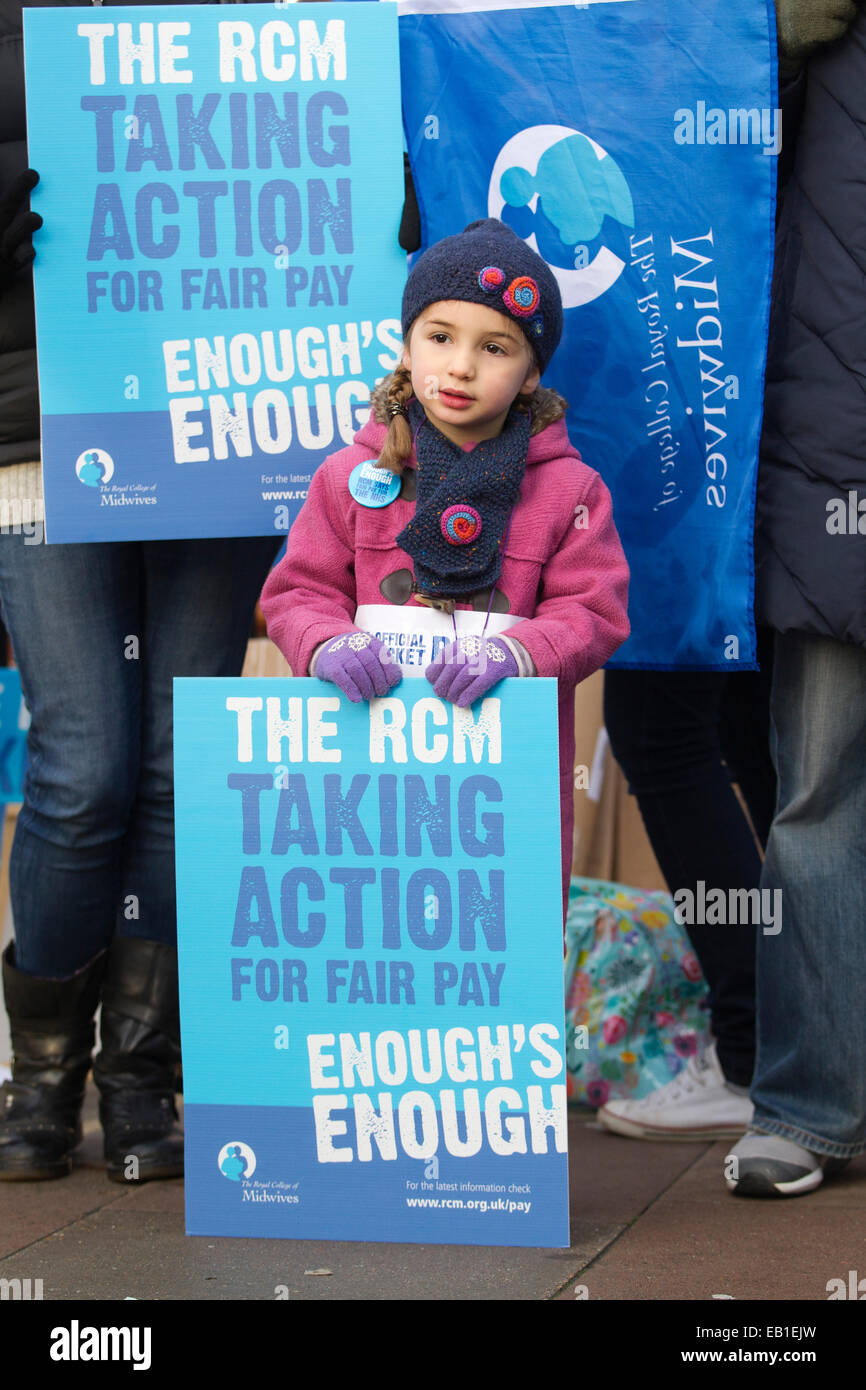 Londres, Royaume-Uni. 24 Nov, 2014. Le personnel du NHS en grève partout au Royaume-Uni, St George's Hospital, Tooting, South London, UK photo montre le personnel du NHS représenté par l'unisson en grève aujourd'hui en dehors de la St George's Hospital à Tooting, dans le sud de Londres, UK illustré Clara Geyer (de 4) dont la mère Jenny Geyer travaille à la maternité de St George's Hospital, Tooting Bec, dans le sud de Londres, UK Crédit : Jeff Gilbert/Alamy Live News Banque D'Images