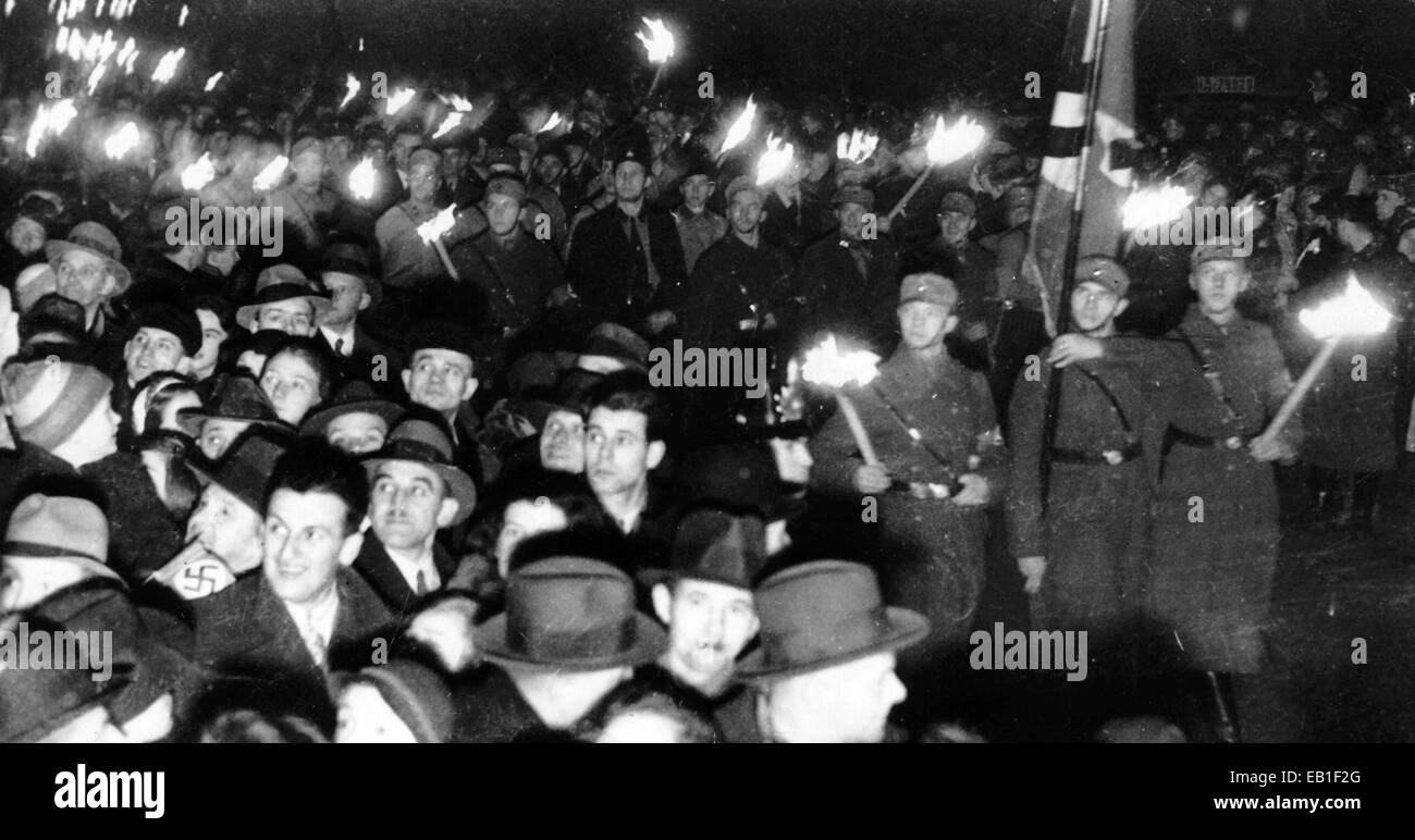 Les membres de la SA (Sturmabteilung) procession flambeau regardez Hitler dans la fenêtre de la Chancellerie du Reich sur Wilhelmstrasse comme il est assermenté à titre de chancelier du Reich par le Président du Reich Paul von Hindenburg à Berlin, Allemagne, 30 janvier 1933. Banque D'Images