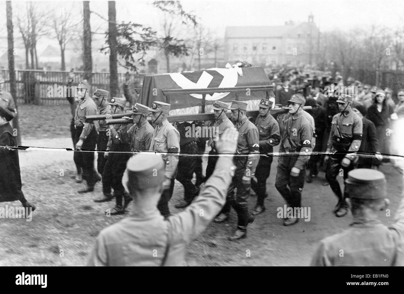 Les membres de sa (Sturmabteilung) portent le cercueil, couvert d'un drapeau nazi, de leur camarade Walter Thriemer, qui a été tué dans des combats de rue pour le soi-disant «Kampf für die Bewegung» (lutte pour le mouvement), en Saxe en 1931. Fotoarchiv für Zeitgeschichtee - PAS DE SERVICE DE FIL Banque D'Images