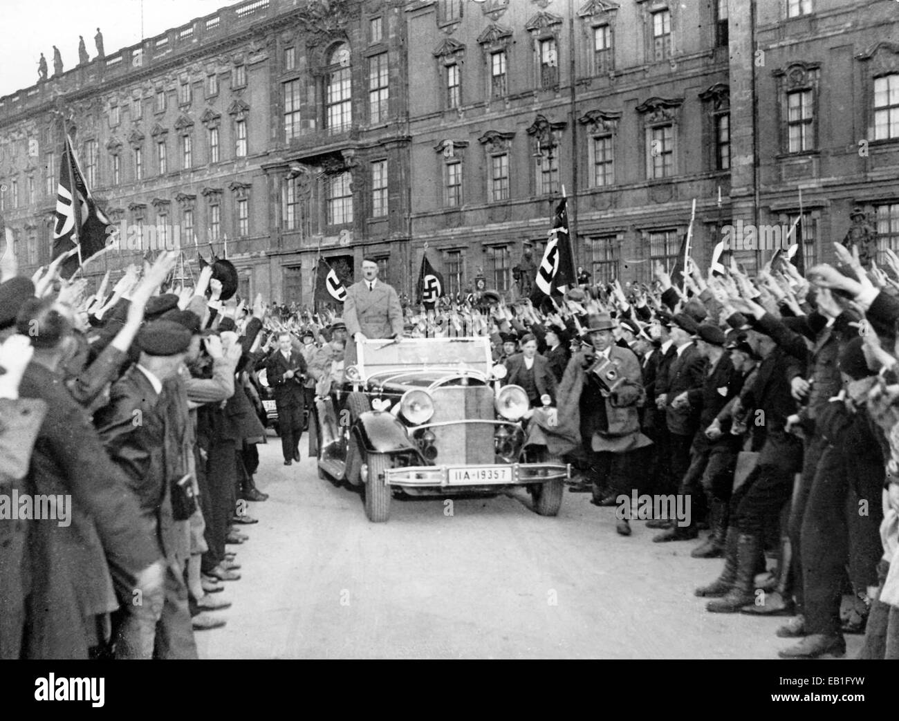 Adolf Hitler arrive à une assemblée de masse de socialistes nationaux au Lustgarten à Berlin, en Allemagne, date inconnue (fin des années 1920/début des années 1930). Fotoarchiv für Zeitgeschichtee - PAS DE SERVICE DE FIL Banque D'Images