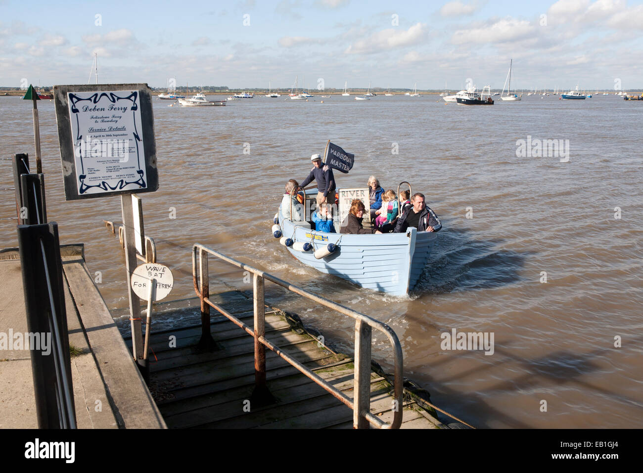 Petit bateau ferry crossing River Deben entre Felixstowe Ferry et Bawdsey Quay, Suffolk, Angleterre, RU Banque D'Images