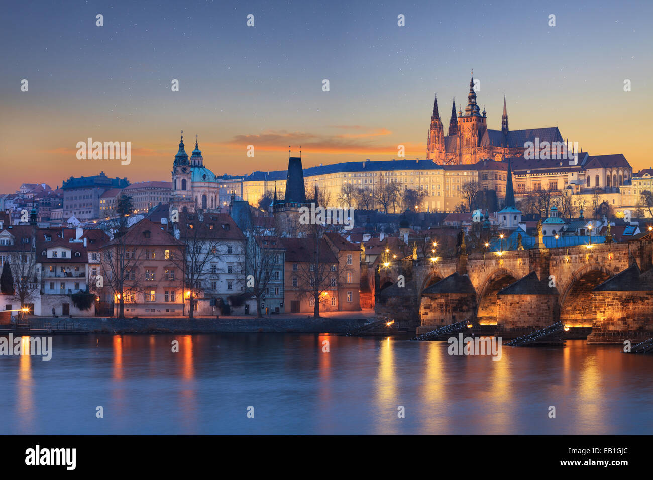 Charles Bridge Prague paysages sur la rivière au crépuscule Banque D'Images