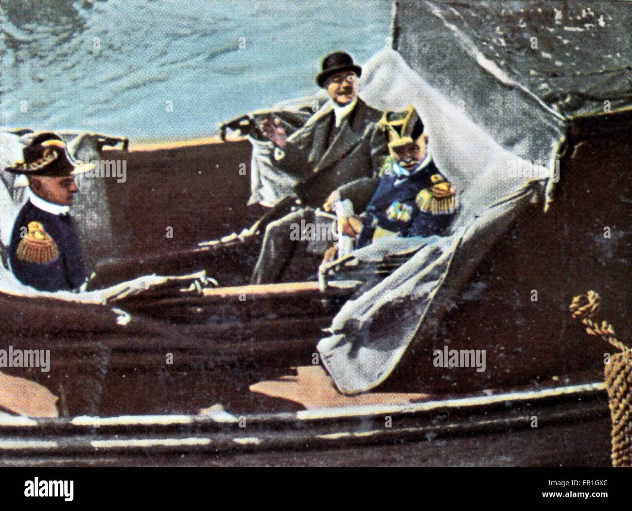 La propagande allemande colorisée contemporain photo montre le Vice-amiral allemand Maximilian Reichsgraf von Spee (R) lors de son arrivée à Valparaiso (Chili) en novembre 1914. Assis à la droite de Spee : allemand envoyé spécial à Chili, Friedrich Karl von Eckert. Photo : Archives Neumann - AUCUN FIL SERVICE - Banque D'Images